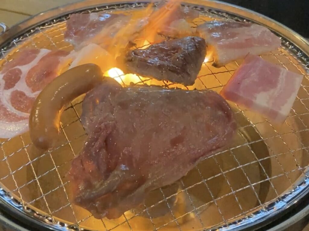 焼き台で肉を焼いてる