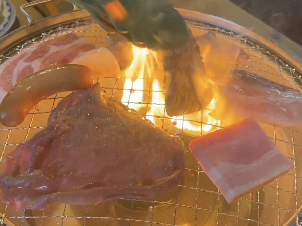 焼き台で肉を焼いてる