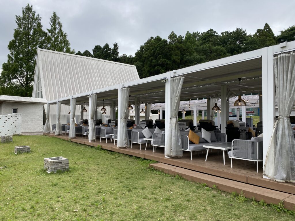 ANAクラウンプラザホテル成田のガーデンスペースにあるBBQ施設の外観