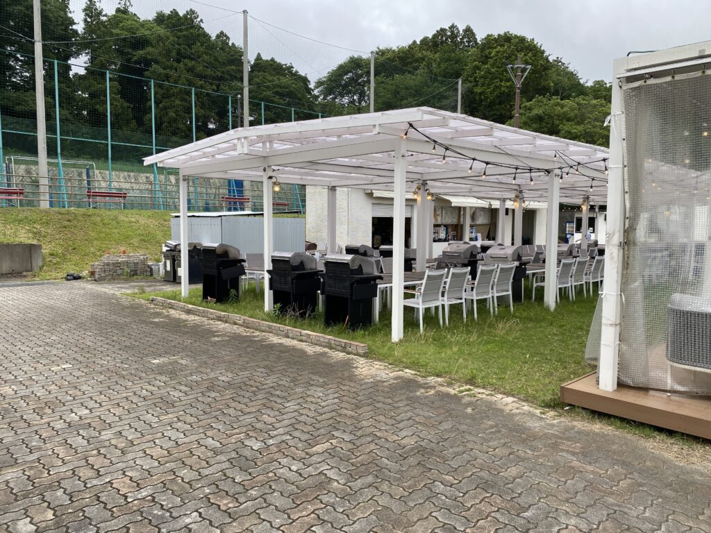 ANAクラウンプラザホテル成田のガーデンスペースにあるBBQ施設の外観