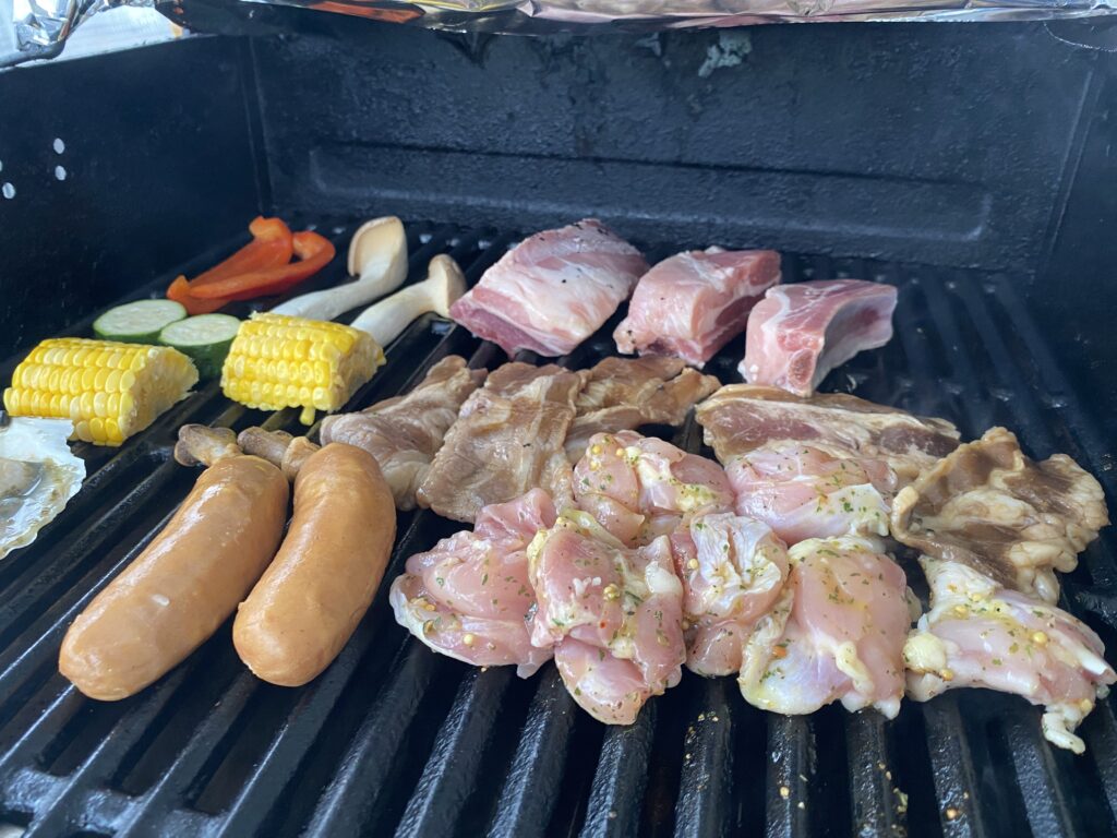 グリル台に肉や野菜をのせている