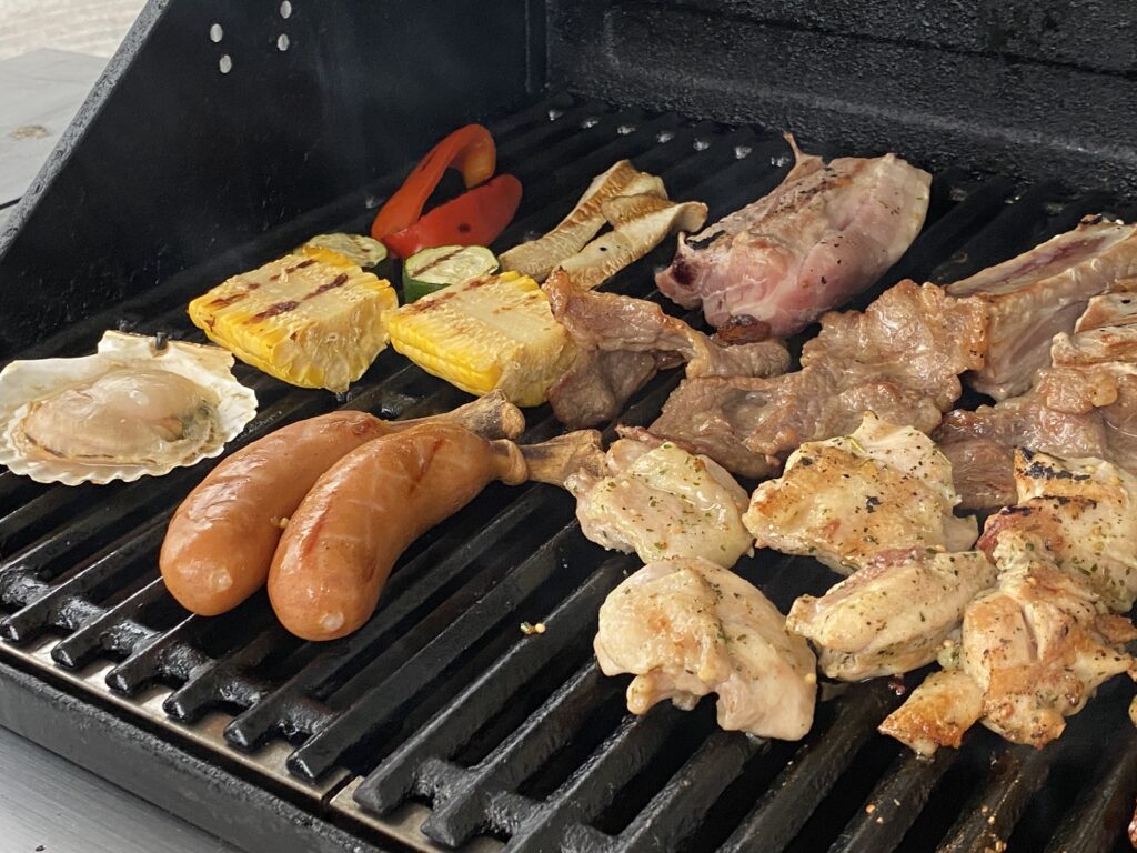 グリル台に肉や野菜をのせて焼いている