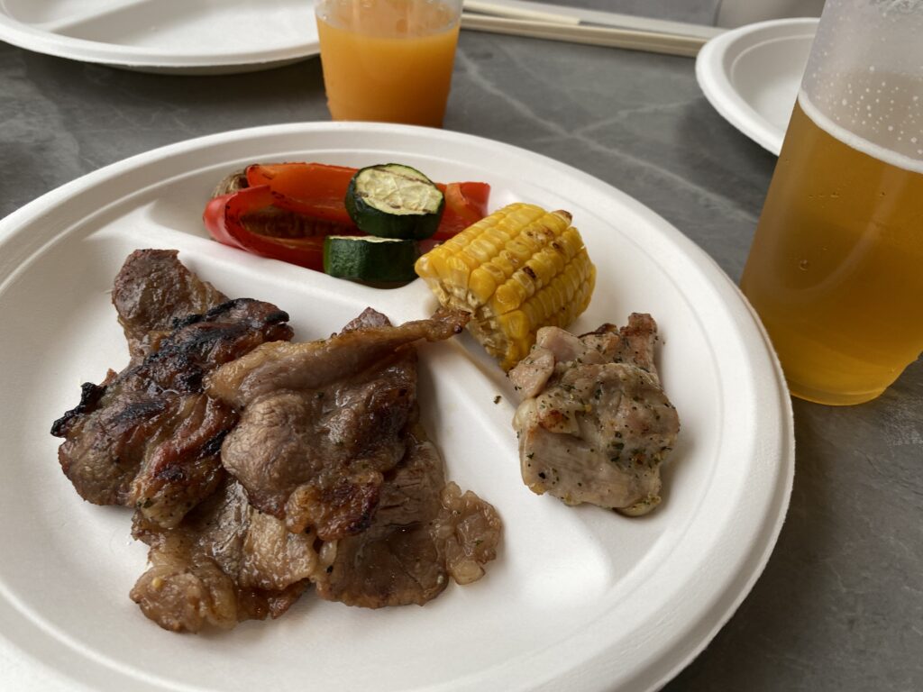 肉や野菜をお皿に盛る