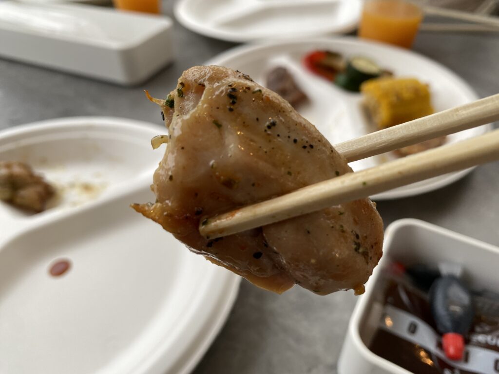 鶏肉を持つ