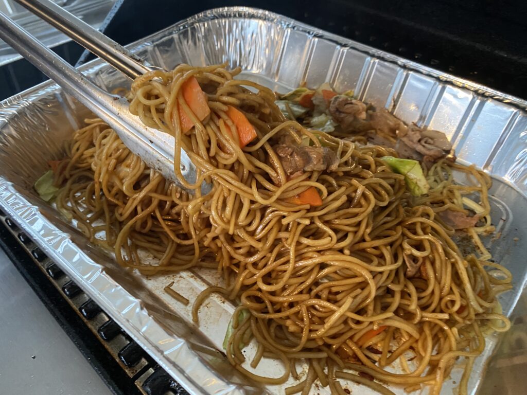 焼きそばを作る