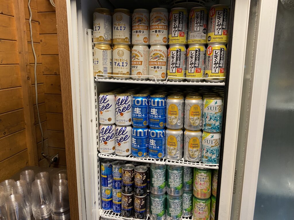 缶の酒類が入った冷蔵庫