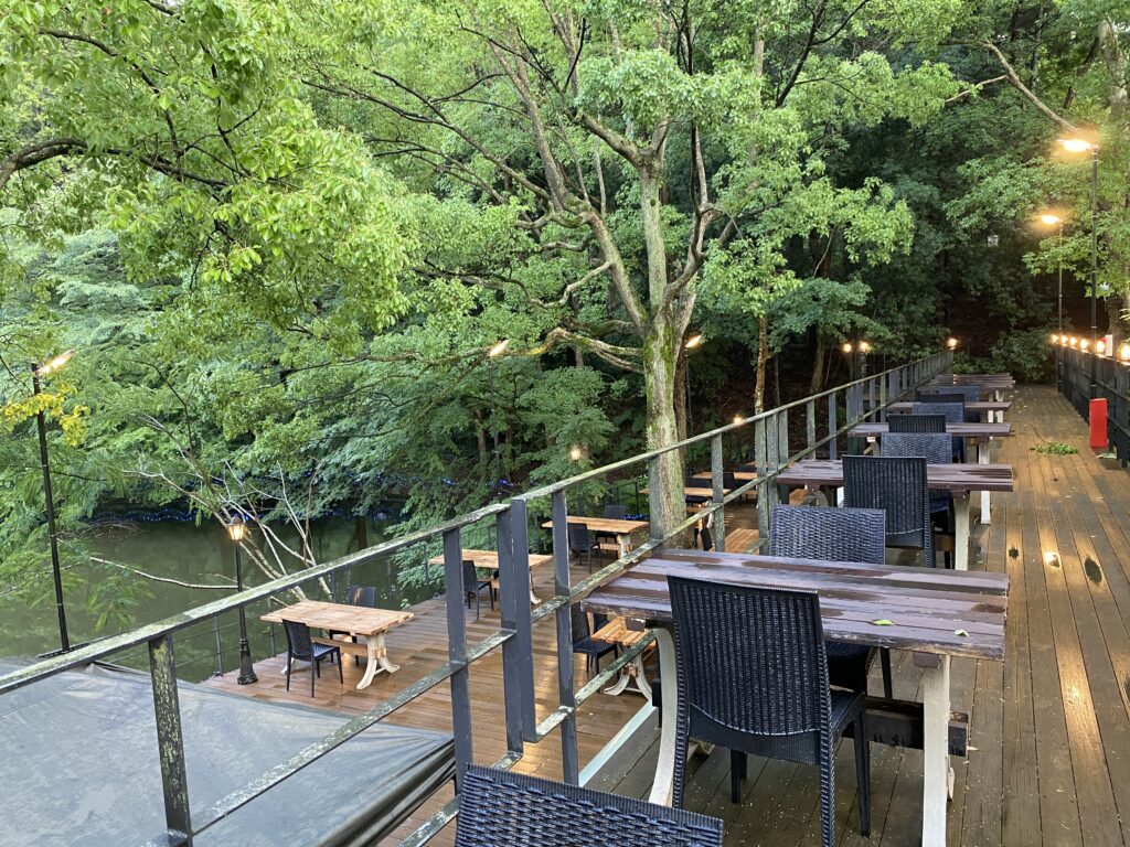 緑・水辺・噴水に囲まれたガーデンBBQ会場