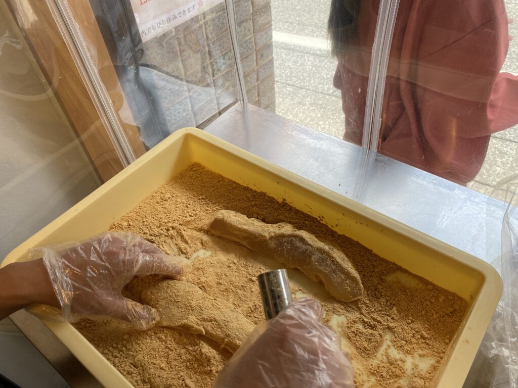 注文が入ってからカットするわらび餅