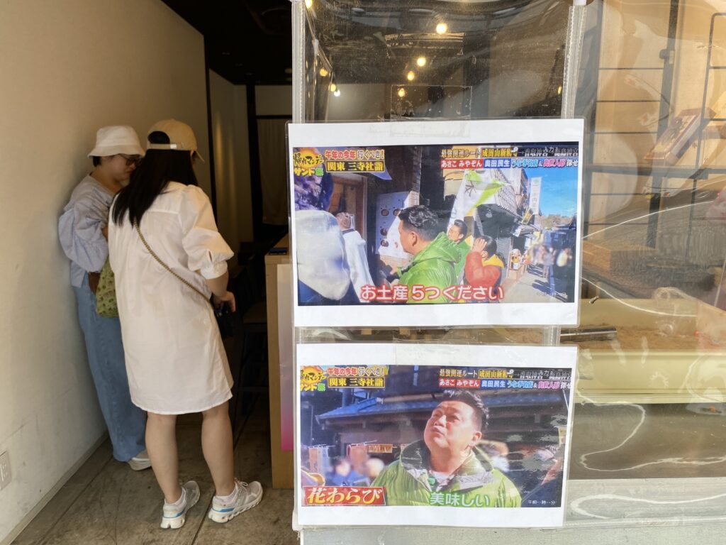 友達や家族へのお土産を買う人