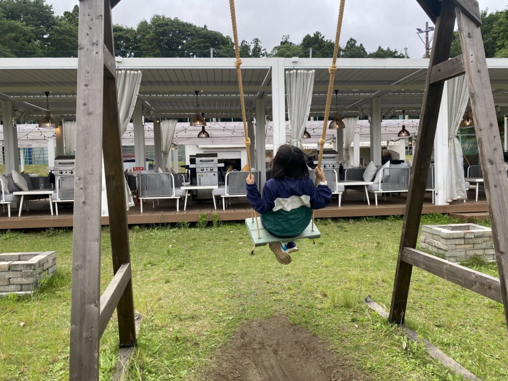 ブランコで遊ぶ