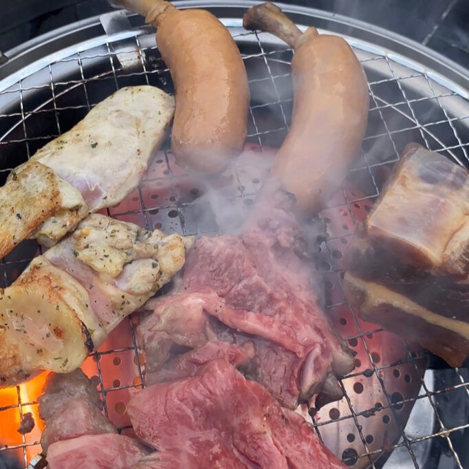肉を焼く