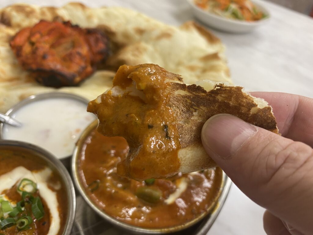 ナンにカレーを付けて食べてる