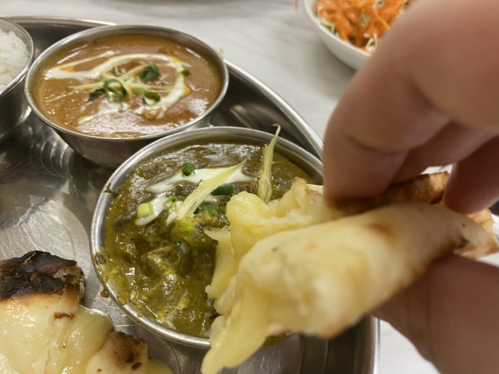 チーズナンをカレーに付ける