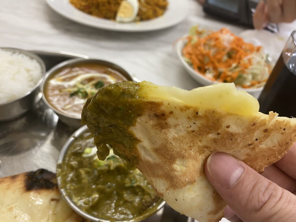 チーズナンをカレーに付ける