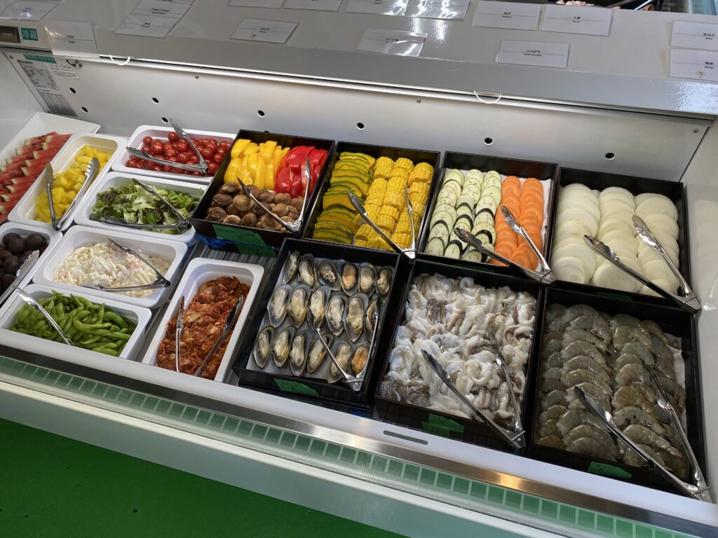 海老やイカ、ムール貝などの海鮮と野菜