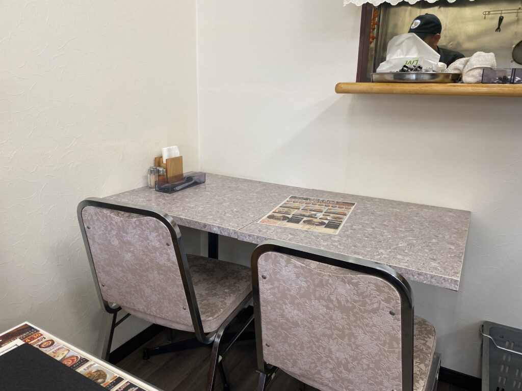 ポカラ ナンカレーハウスの店内の雰囲気
