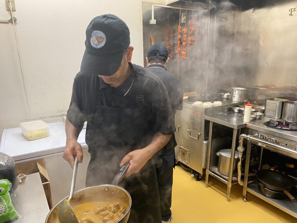 ポカラ ナンカレーハウスの店主とスタッフ