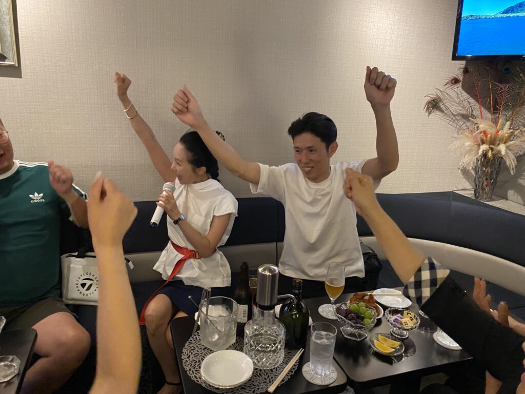 カラオケしている
