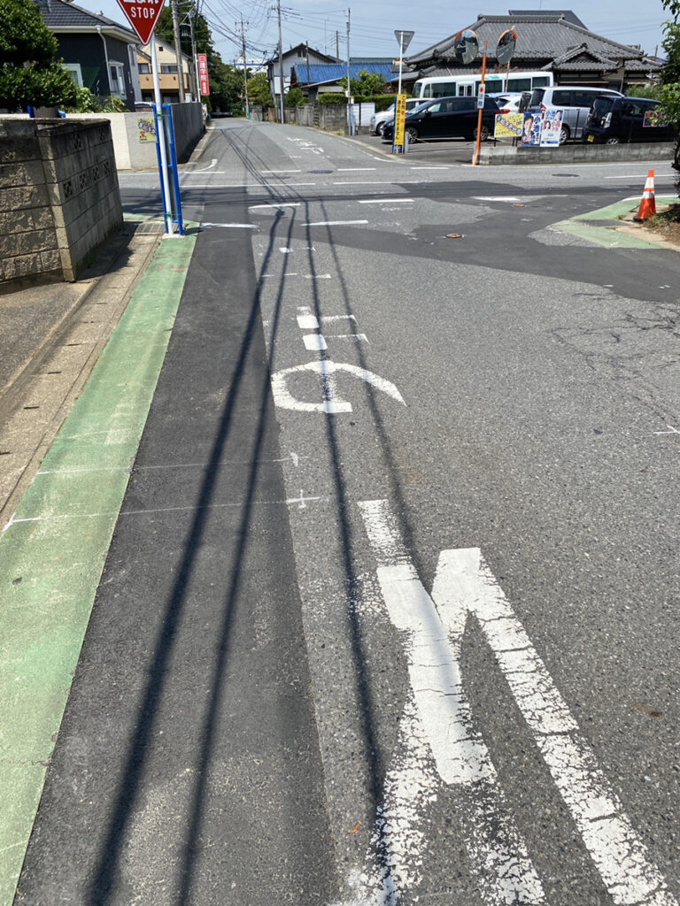 薄い止まれの文字