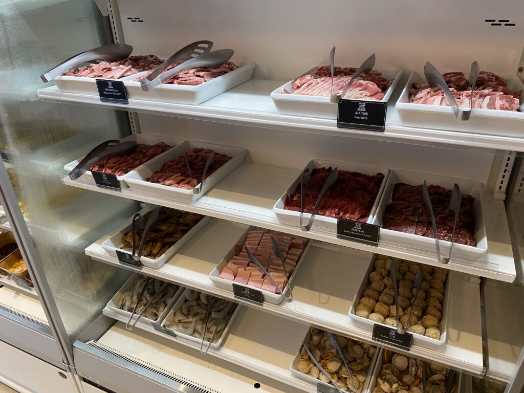 牛タンカルビ赤身など種類豊富な肉の棚