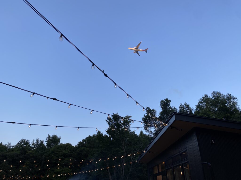 BBQ会場の上を飛ぶ飛行機