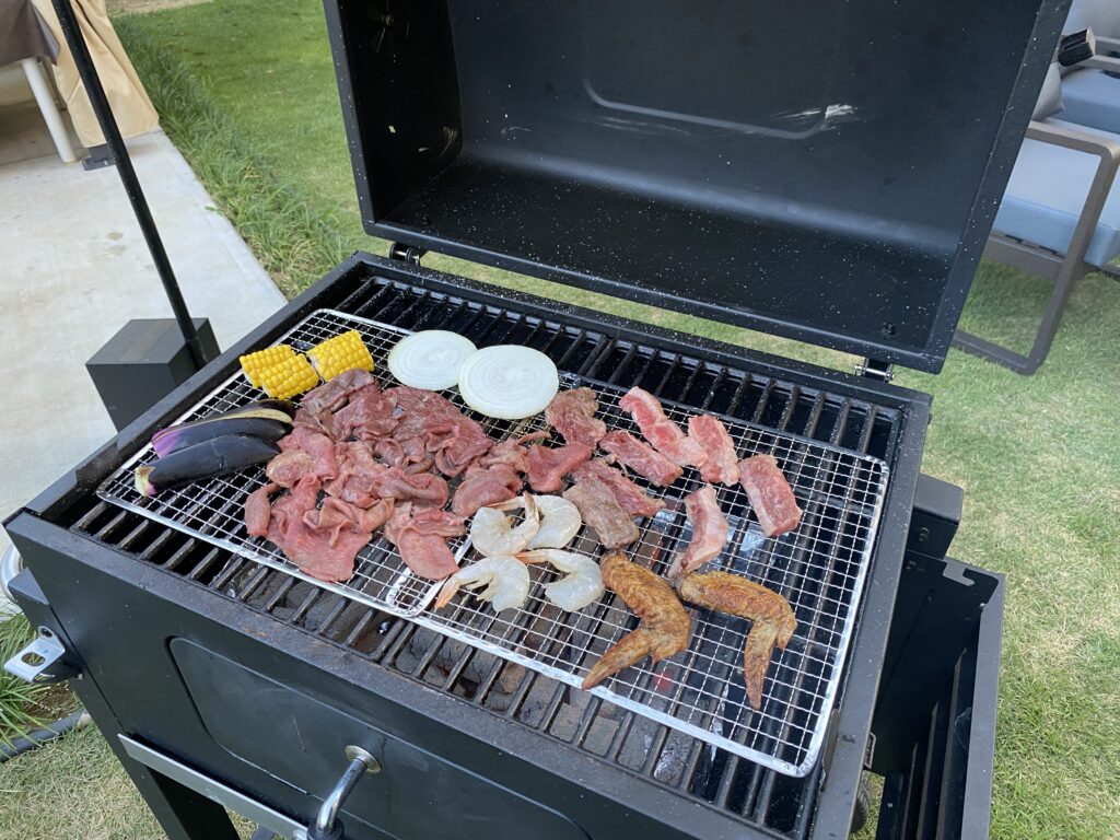 肉を焼く