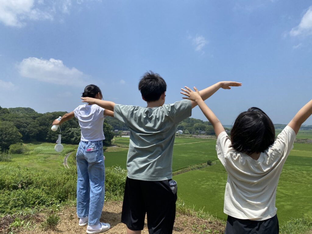 高台ではしゃぐ子どもたち