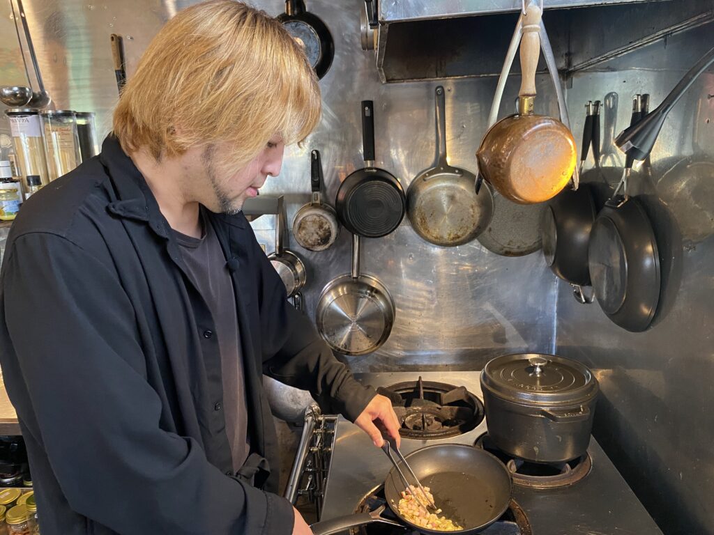 料理をしている