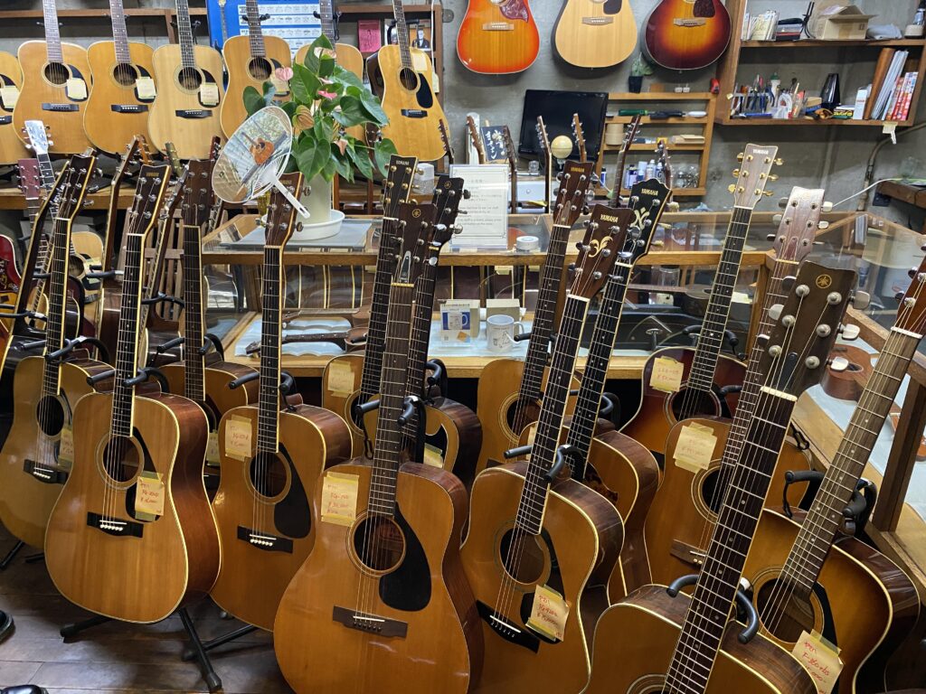 店内には中古アコースティックギターがずらり