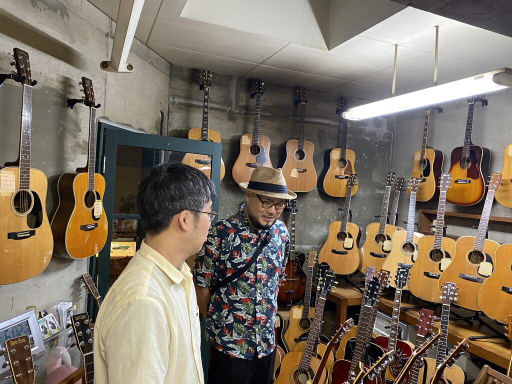 ギター歴30年の友人と実際に中古アコギを試奏