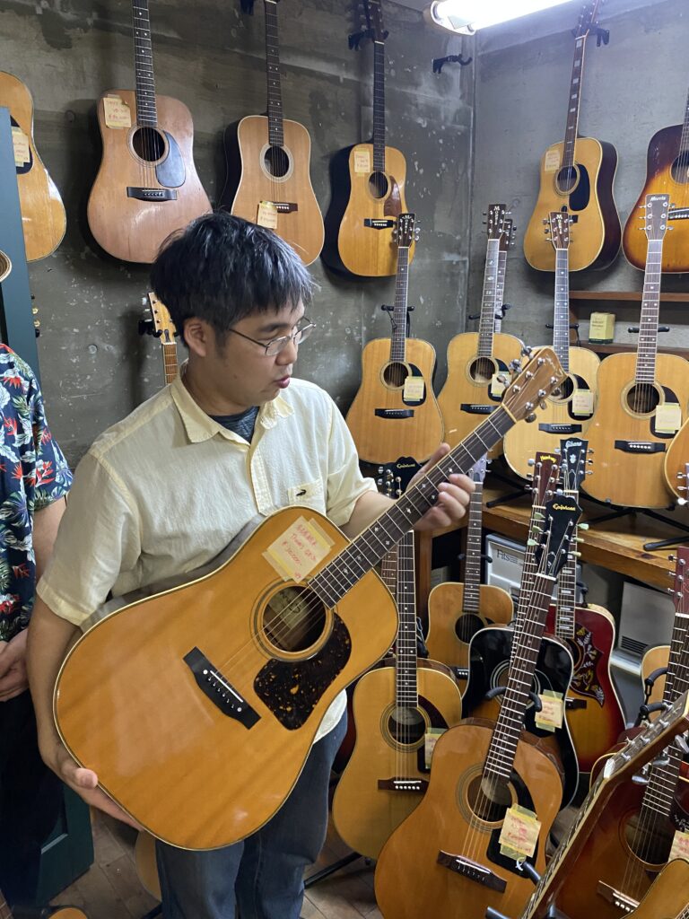 二階堂さん自身が県外まで買い付けに出向いて仕入れているギター