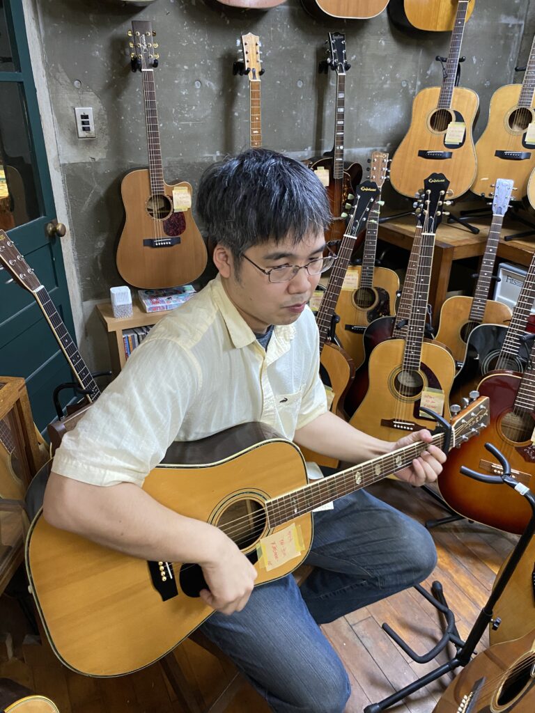 店主がギターを弾く