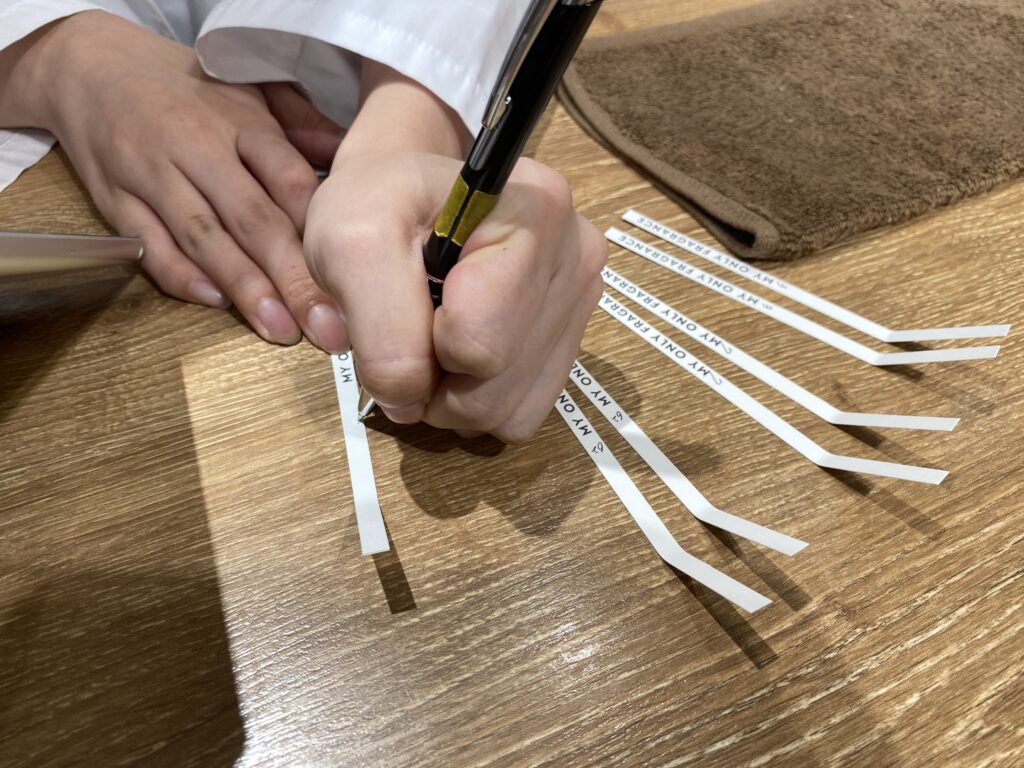 紙に文字を書いている