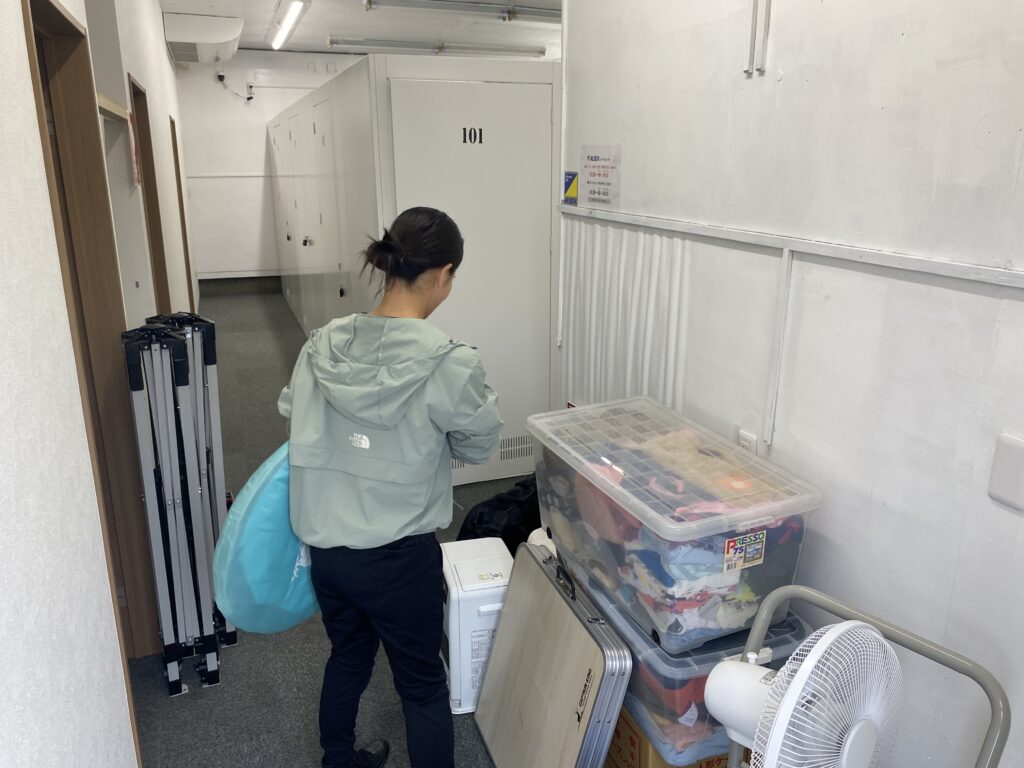 荷物を運ぶ