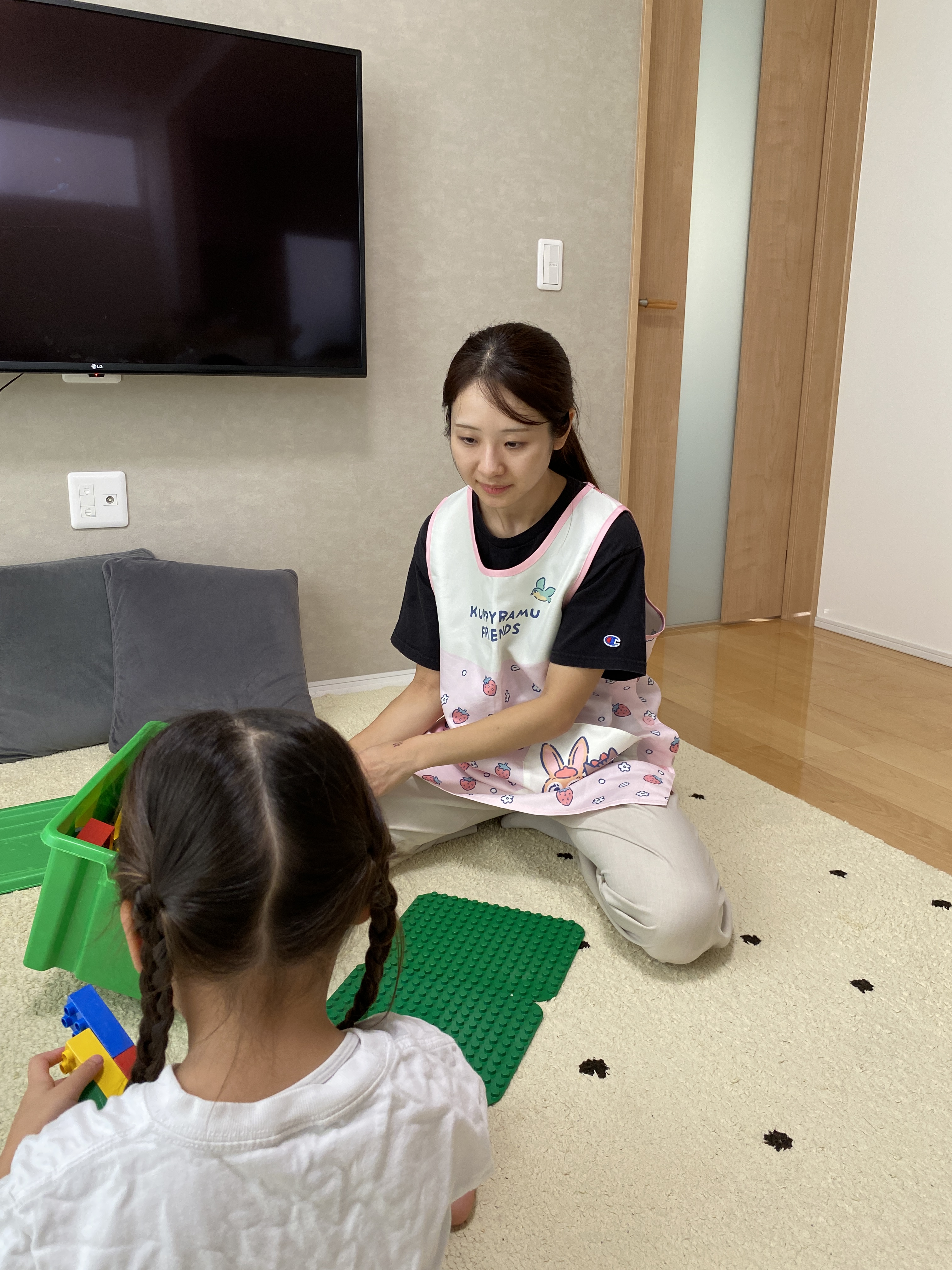 子どもと向かい合って遊ぶmy sitterの引田さん