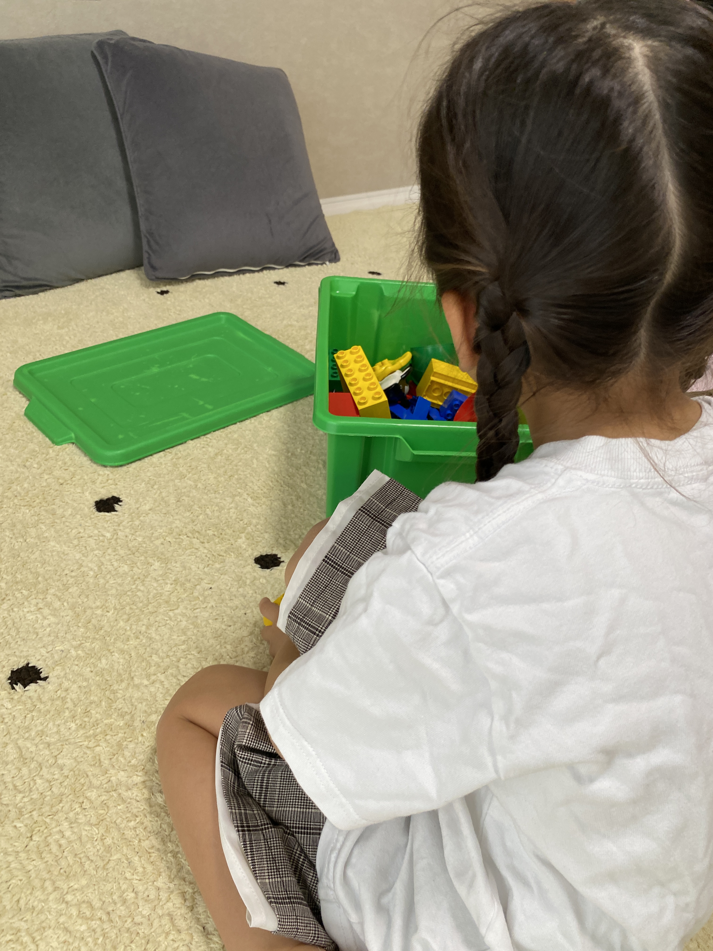 緑色のブロックを手にする子ども