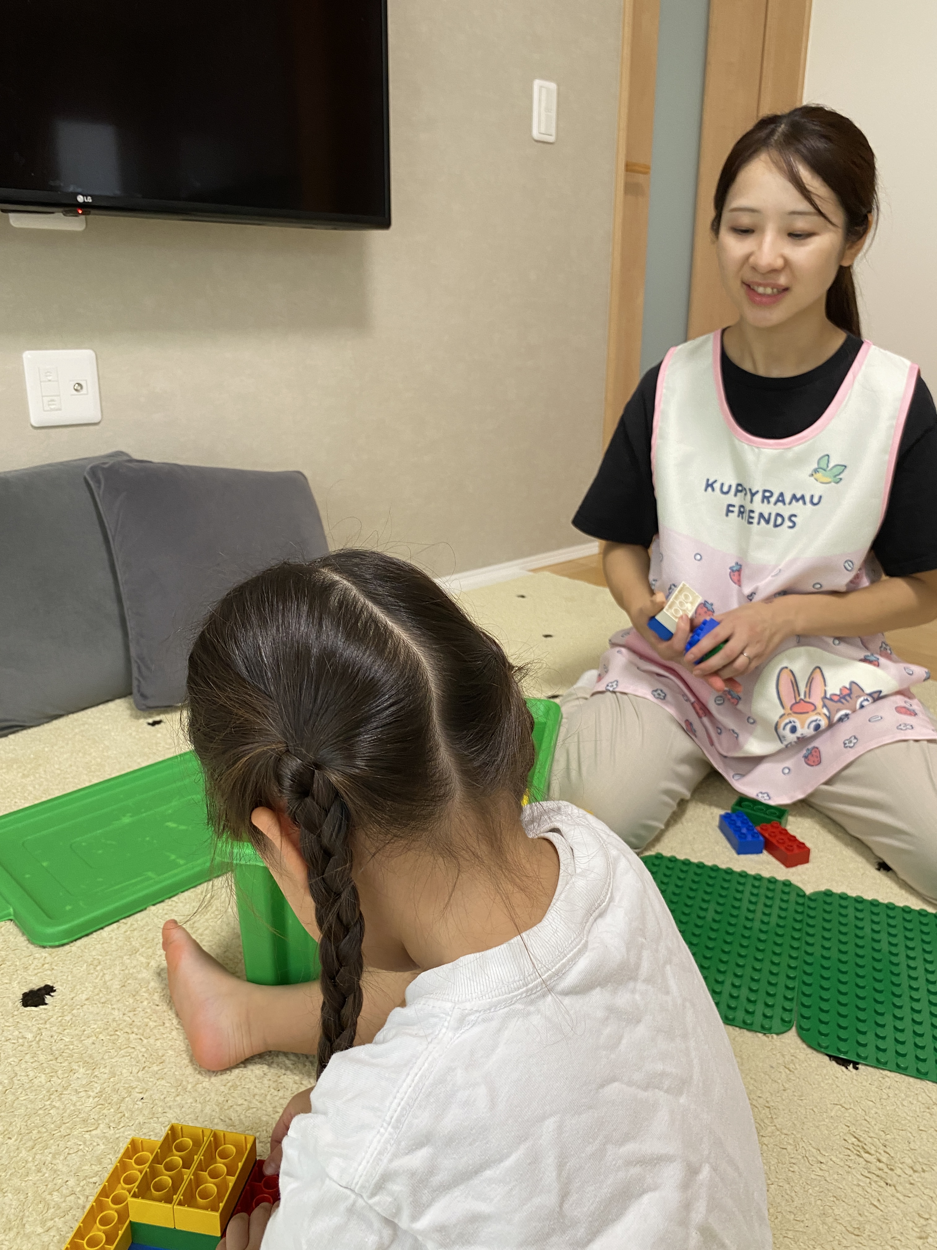 子どもの遊びをそばで見守る引田さん