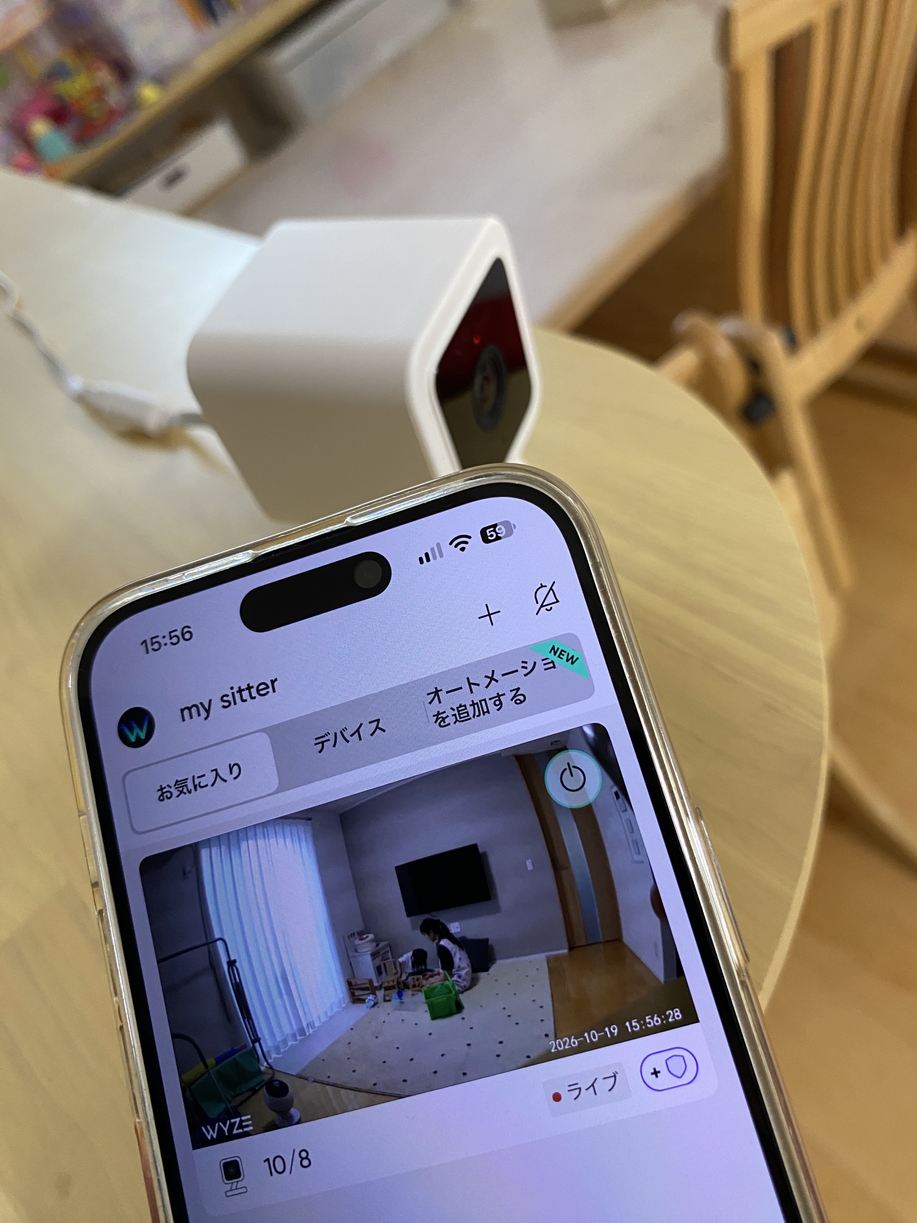 Webカメラと保育映像を表示したスマートフォン