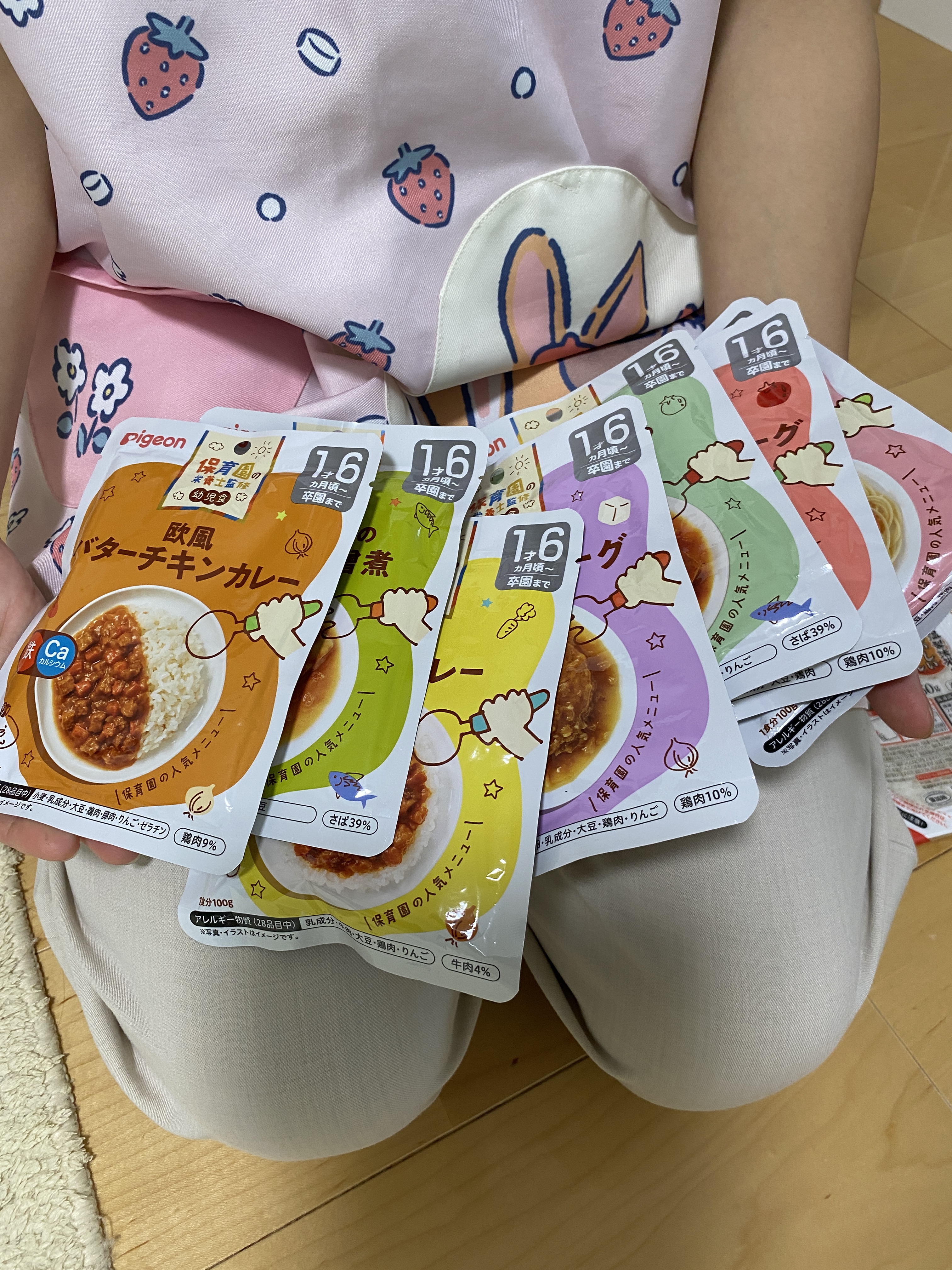 並べられた子ども向けの食事用パウチ