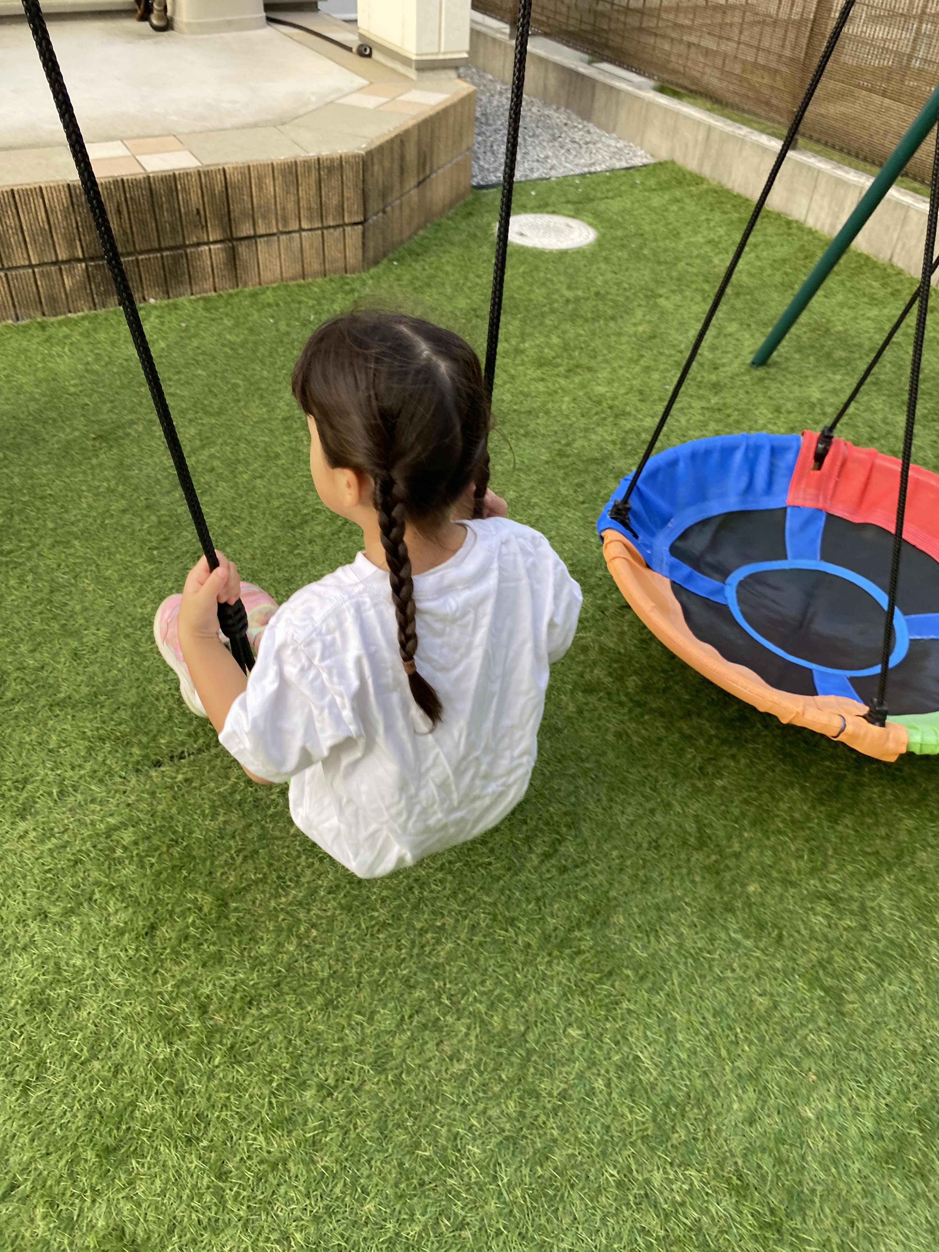 屋外のブランコで遊ぶ子ども