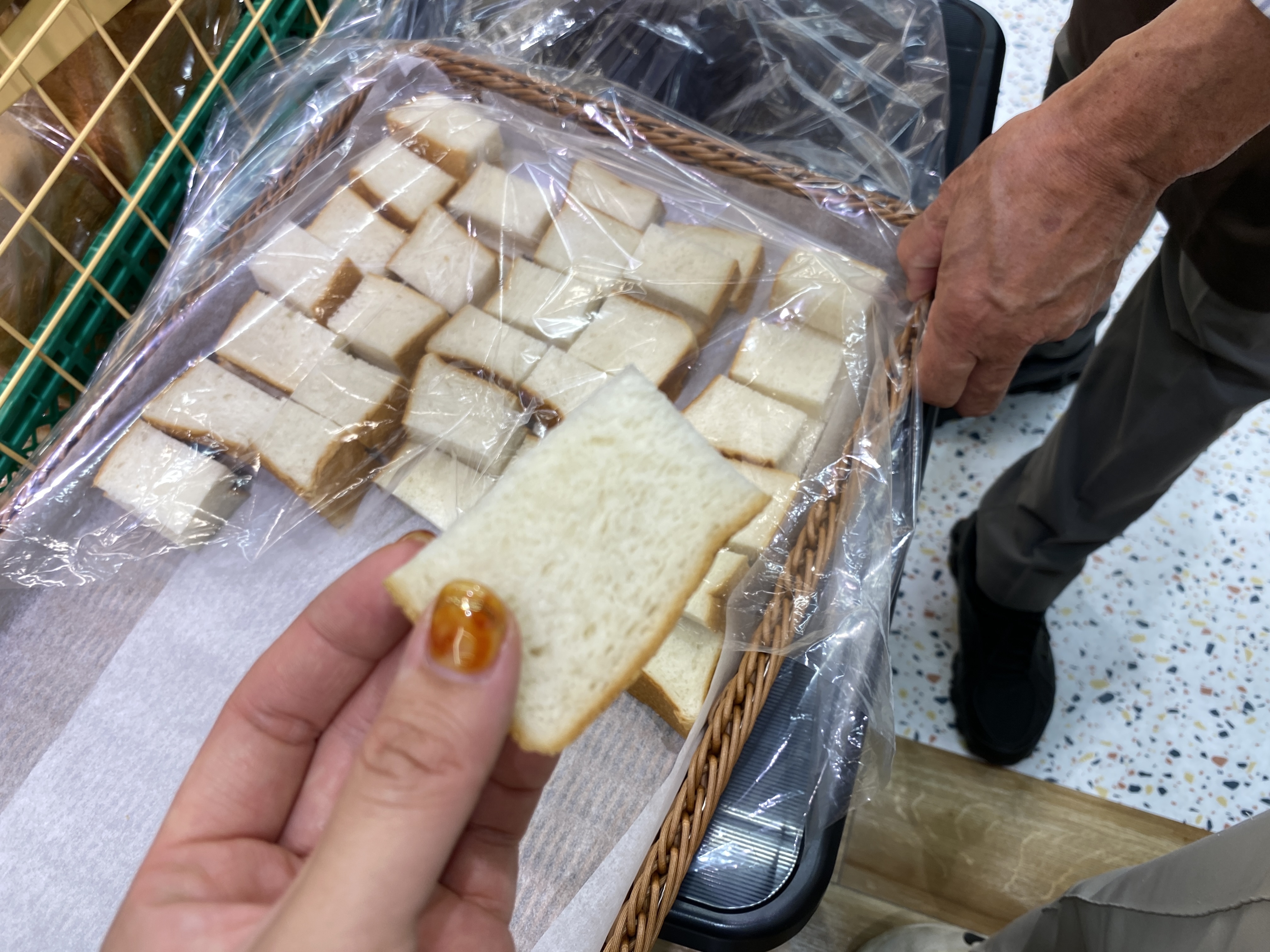 試食用に切り分けられた食パン