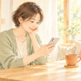 自宅のテーブルでスマートフォンを読みながらくつろぐ女性のイラスト