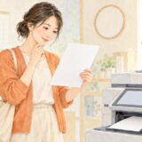 書類を手に住民票の取得方法を考える女性とコピー機の水彩イラスト
